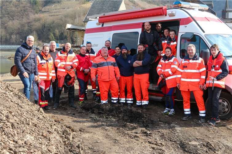 Rechs Ortsbürgermeister Dominik Gieler (li.) begrüßte die DRK-Wasserretter an der Ahr. Bis in den frühen Nachmittag beobachtete er intensiv die Erkundung und tauschte sich mit den Wasserrettungsexperten aus.