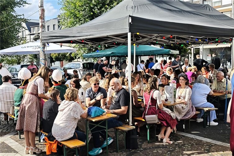 Recht gut besucht war das Weinblütenfest am Samstag, den 13. Juni, zum Empfang der Weinmajestäten aus dem Umland
