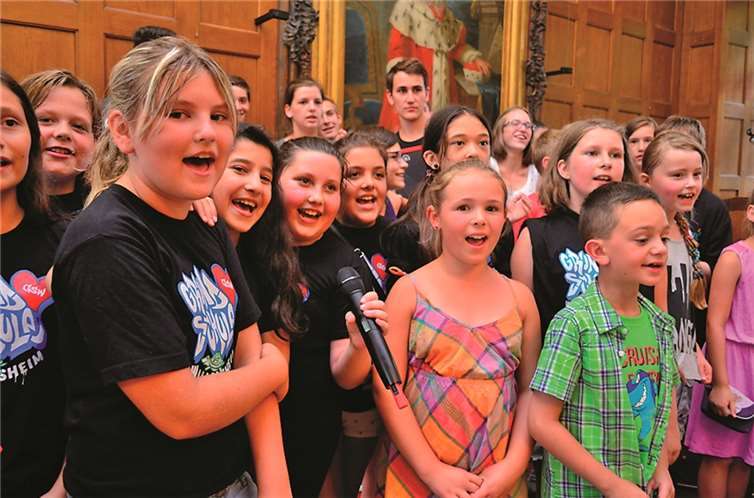 Recht hatten die Kinder der Grundschule Wallersheim, als sie das Lied sangen "Ein Hoch auf uns".