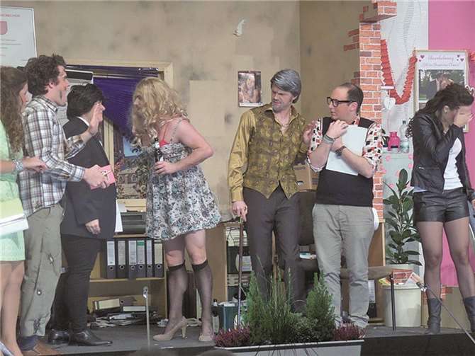 Recht lebhaft ging es auf der zweigeteilten Bühne zwischen Eheverhinderungs- und Ehevermittlungsinstitut zu.STUKO