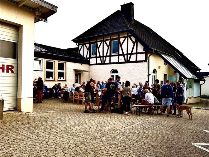 Recht spontan organisierte der Ortsbeirat Karweiler einen Gesprächstreff am Samstag, den 21. August 2021, an der Alten Schule, damit sich die Dorfbewohner über Freudiges und über Trauriges austauschen konnten und der Zusammenhalt im Dorf gestärkt wird.Foto: privat