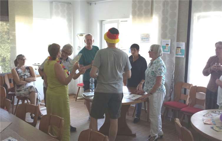 „Rechte Parolen am Infostand“ – Die Teilnehmenden üben den Umgang mit rechten Parolen. Durch Wiederholung mit kleinen Veränderungen ergeben sich unterschiedliche Situationen in dem Rollenspiel.privat