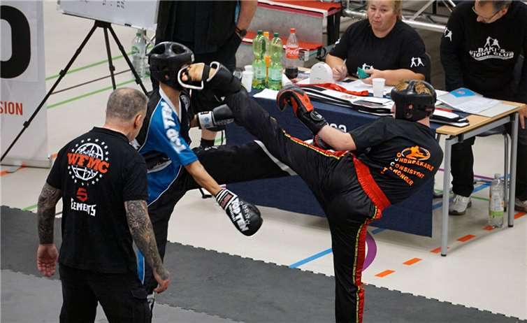 Rechts Fabian Franke