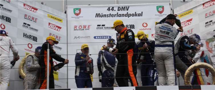 Rechts duscht Marcel Hoppe Moritz Kranz mit dem Siegersekt.Fotos: DEB