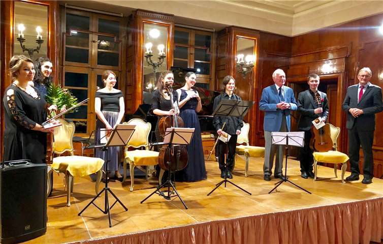 Rechts im Bild Rotary-Präsident Reiner Kaul und links daneben der Initiator des Projektes Hans-Jürgen Massing im Kreise der jungen internationalen Musiker. Foto: privat