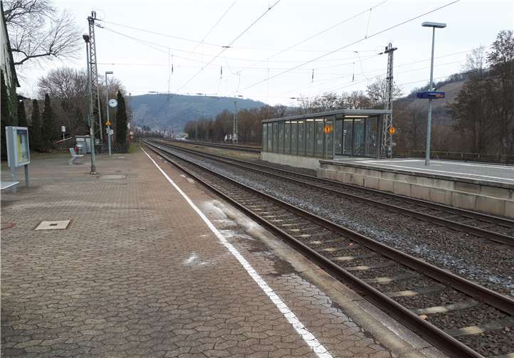 Rechts im Bild der Bahnsteig Kobern, der mitten zwischen den Fahrgleisen liegt und nur durch eine Unterführung mit steilen Treppen zu erreichen ist. Foto: privat