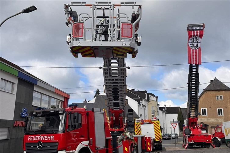 Rechts: neue DLK 23/12; links: bisherige DLK 18/12.