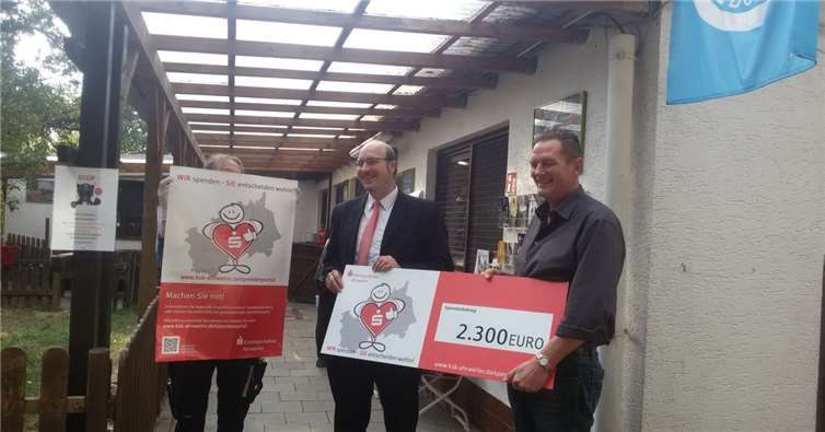 Rechts (schwarzes Hemd) Claus Krah, 1. Vorsitzender und links (Krawatte) Frank Kremer, Geschäftsstellenleiter der KSK Remagen.privat