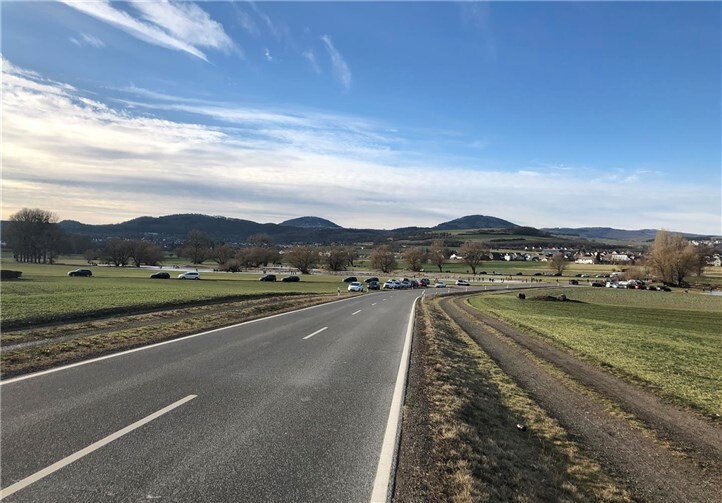 Rechts und links der L113 hatten zahlreiche Pkw geparkt.