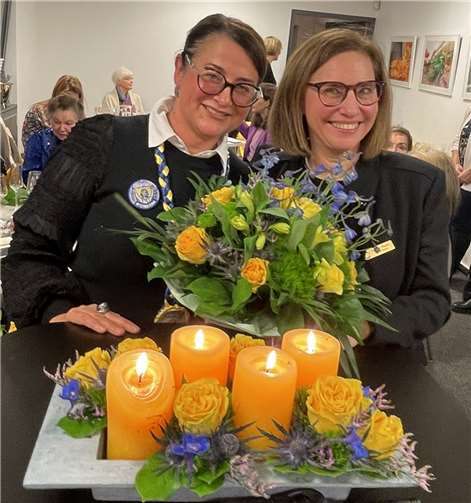 Rechtsanwältin Verena Wiedenhues (links) aus Bad Ems hat von Rechtsanwältin Dorothea Wagner aus Koblenz das Amt der Präsidentin des Soroptimist Soroptimist International (SI) Club Koblenz in einer feierlichen Zeremonie übernommen. Quelle: SI Club Koblenz