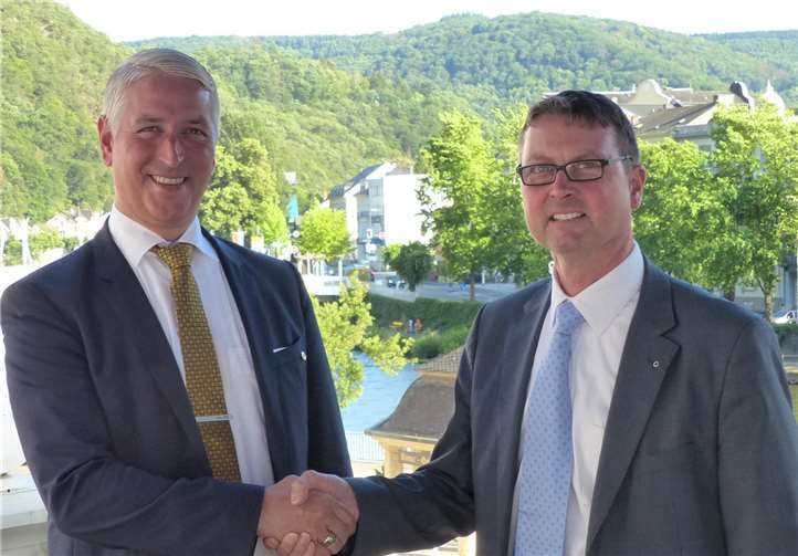 Rechtsanwalt Bernd Karst, Lahnstein (im Bild rechts) übernahm von Korvettenkapitän Sascha Zentner, Koblenz, die Präsidentschaft für das Lionsjahr 1. Juli 2019 – 30. Juni 2020. Foto: Lions Club Bad Ems