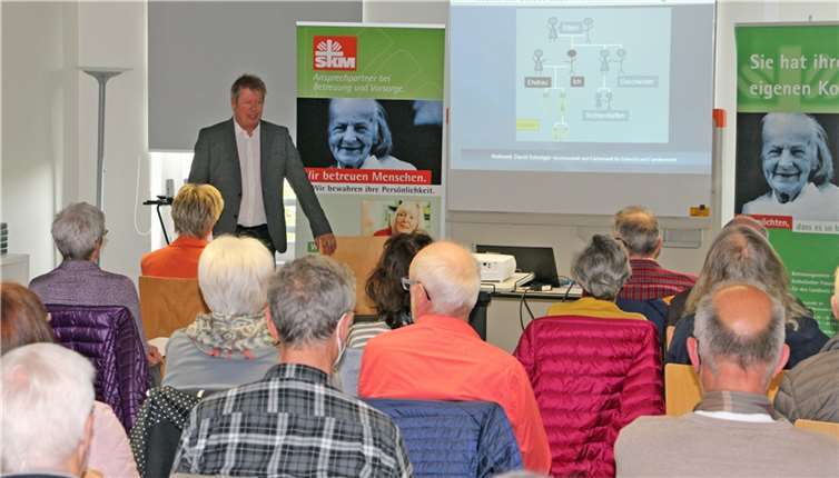 Rechtsanwalt David Schnöger erklärte auch, welche Inhalte eine Vorsorgevollmacht umfassen sollte.  Foto: Ralph Seeger