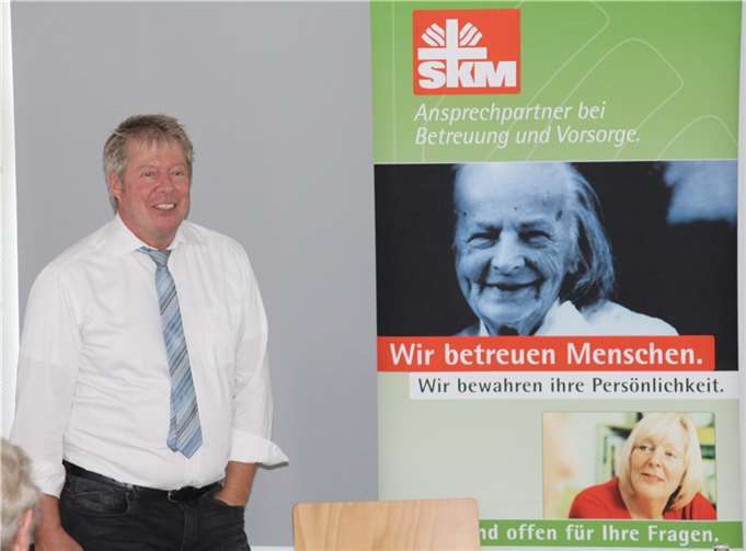 Rechtsanwalt David Schnöger erklärte das schwierige Thema auf verständliche Weise.  Foto: Ralph Seeger