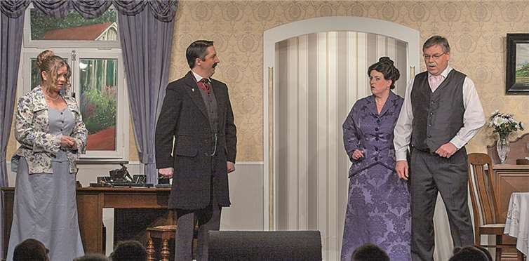 Rechtsanwalt Dr. Fritz Gerlach hält um die Hand der feschen Paula beim Ehepaar Klinke an. JOST