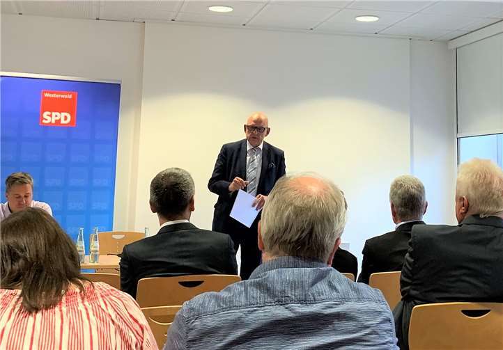 Rechtsanwalt Franz Obst, Landesvorsitzender des Mieterbunds bei seinem Referat in der Stadthalle in Montabaur.Foto: privat