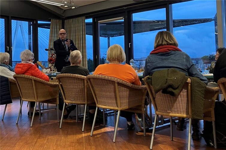 Rechtsanwalt Franz Obst informiert die interessierten Gäste über Nachbarschaftsrecht