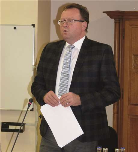 Rechtsanwalt Georg Moesta von der Koblenzer Sozietät Martini – Mogg – Vogt erläuterte noch einmal das Ausschreibungsverfahren für die Neuvergabe der Gaskonzession. Foto: FRE