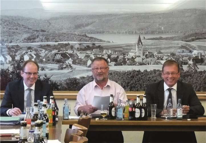 Rechtsanwalt Rudolf Krechel, Ortsbürgermeister Bernd Merkler und Verbandsgemeinde-Bürgermeister Jörg Lempertz (von links) während der Gemeinderatssitzung in Bell.FRE
