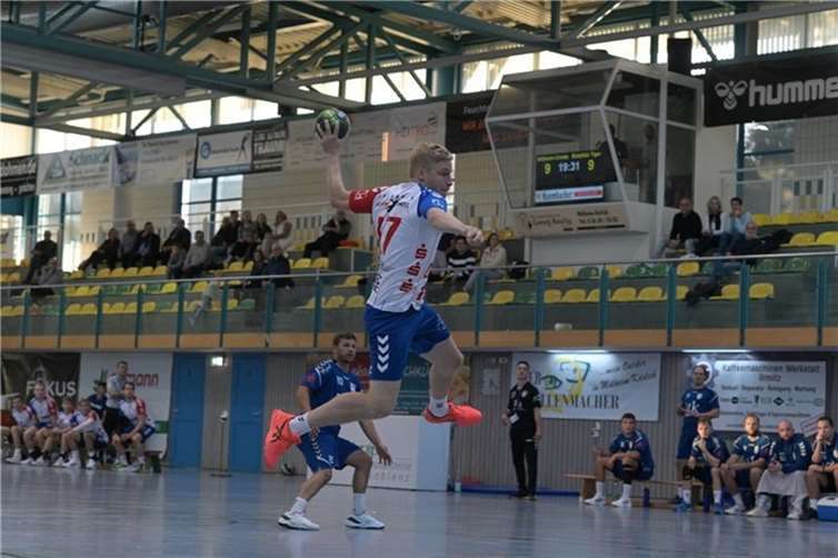 Rechtsaußen Martin Langen erzielte zehn Treffer gegen den TuS Dansenberg.  Foto: Bernd Hunder