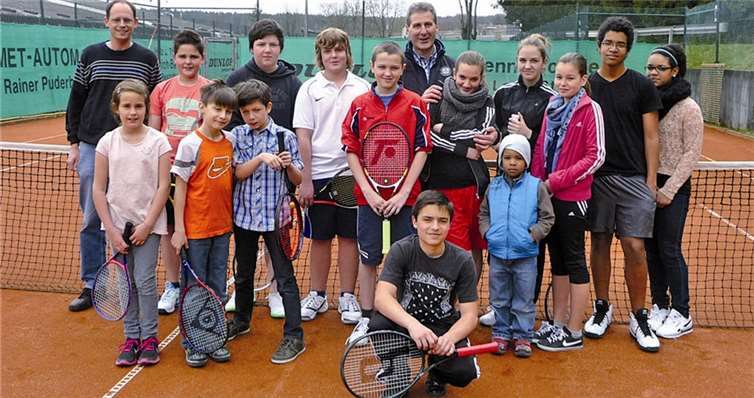 Rechtzeitig vor Beginn der Medenrunde trafen sich die Tenniskids zur Saisoneröffnung mit Jugendwart Volker Nieß (l.) und dem Ersten Vorsitzenden Rainer Puderbach (Mitte). privat