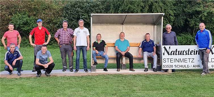 Rechtzeitig vor Beginn der Meisterschaftssaison im Seniorenbereich wurden auf dem Sportplatzgelände in Antweiler zwei Spieler- und Trainerbänke aufgestellt. Foto: privat