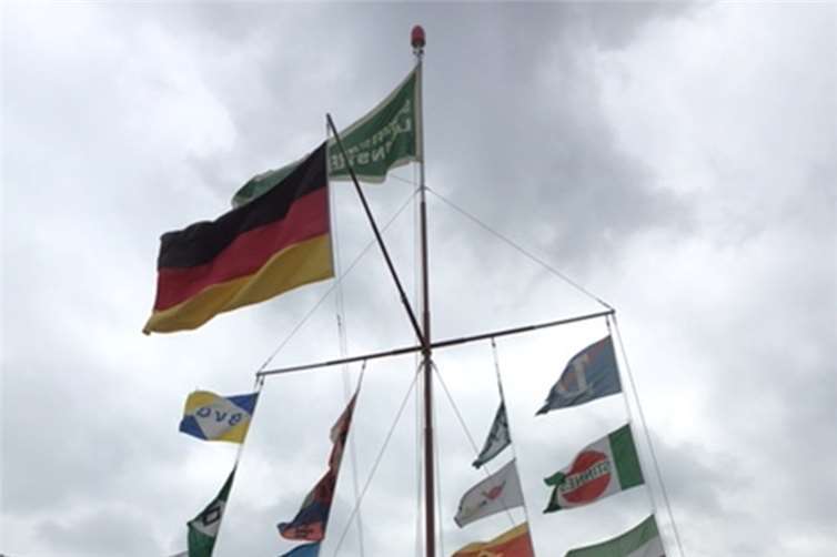 Rechtzeitig zu Ostern wurde auch die erste Beflaggung vorgenommen. privat