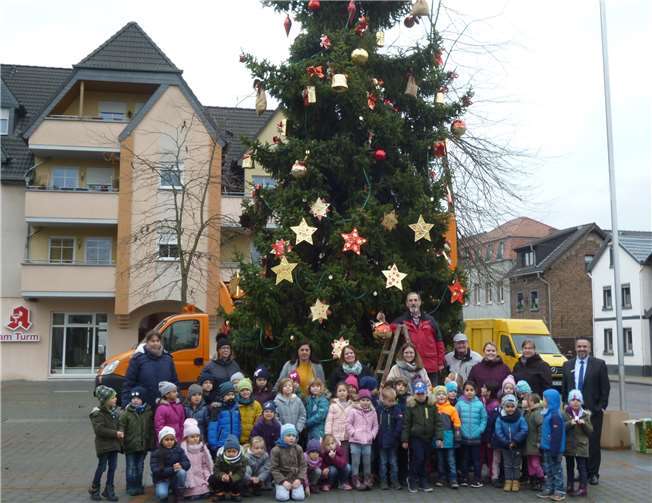 Rechtzeitig zum 1. Advent steht der Kripper-Weihnachtsbaum in voller Pracht auf dem alten Schulhof, in der Ortsmitte. Geschmückt wurde er von den Kindern des katholischen Kindergartens Sankt Johannes-Nepomuk und des städtischen Kindergartens „Pusteblume“. Foto: AB