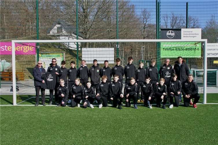 Rechtzeitig zum Beginn der Rückrunde konnten die beiden C-Juniorenmannschaften des JFV Zissen mit neuen Trainingsanzügen ausgestattet werden. Foto: privat