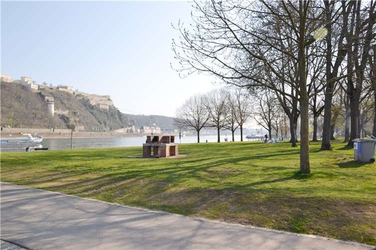 Rechtzeitig zum Frühlingswetter: Der Eigenbetrieb Grünflächen- und Bestattungswesen hat die Grillwiese am Neuendorfer Rheinufer für die Saison hergerichtet. Foto: privat