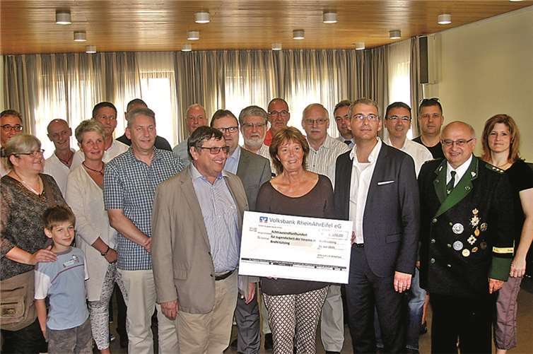 Rechtzeitig zum Schuljahresende vor den großen Ferien übergaben die Beiratsmitglieder die Beträge an die einzelnen Vereine im Rahmen eines Treffens in Anwesenheit von Bürgermeister Michael R. Schäfer im Bürgerhaus Brohl. RÜ