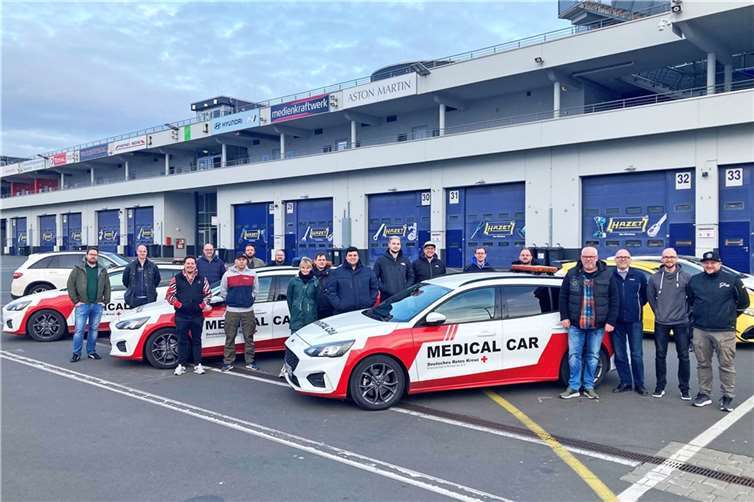 Rechtzeitig zum zehnten Geburtstag des Medical Car-Systems konnte nach coronabedingter Zwangspause im Vorjahr wieder eine Medical Car-Fachausbildung für Rettungskräfte am Nürburgring durchgeführt werden konnte. Rettungskräfte und Notärzte vom Hockenheim- und Sachsenring gehörten ebenfalls zu den 20 Teilnehmern. Foto: DRK Nürburgring