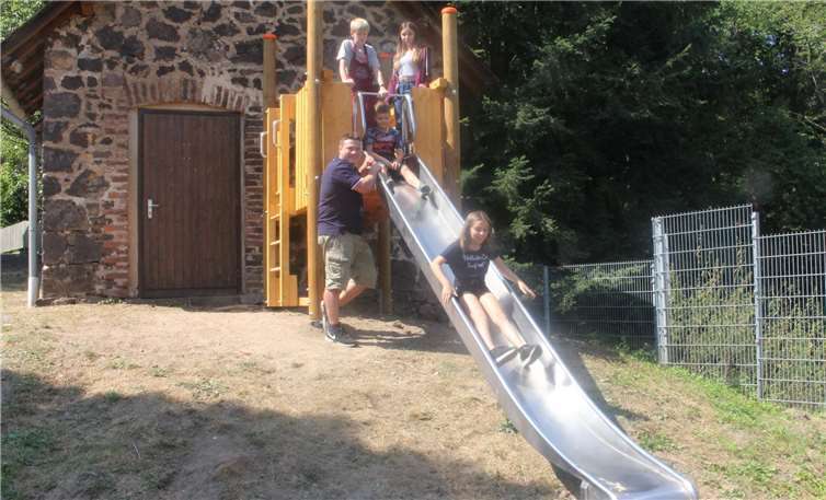 Rechtzeitig zur Kirmes in Rodder wurde die neue Rutsche auf dem Spielplatz an der alten Schule fertig, worüber sich Bürgervereinsvorsitzender Robin Ber und die Kinder freuten.