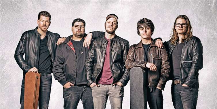 Red County Jail, das sind Alex Mergenthal (Gitarre/Gesang), Lukas Bierbauer (Bass/Gesang), Jan Kröll (Gesang), Sebastian Feige (Gitarre) und Christian Antwerpen (Schlagzeug). Red County Jail