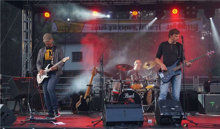 „Red Fuse“ versteht es, dem Publikum einzuheizen. Das gelang am Samstagabend beim Rock-Festival wieder bestens. Fotos: TT