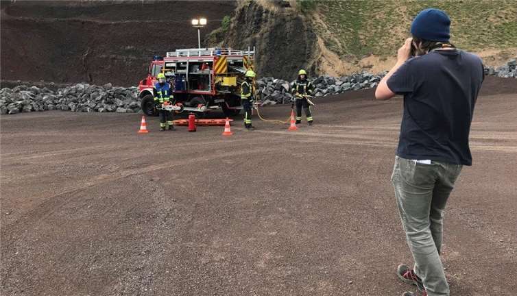 Redakteur Nils Sander fotografierte die Einsatzfahrzeuge der Feuerwehr Pellenz an authentischen Orten. Im Tagebau Hummerich wurde der Rüstwagen des Löschzugs Plaidt ins rechte Licht gerückt. Foto: FFW Pellenz