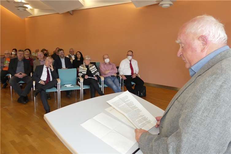 Redaktionsleiter Heinz Kugel stellte die Autorinnen und Autoren mit ihren Buchbeiträgen im einzelnen vor.