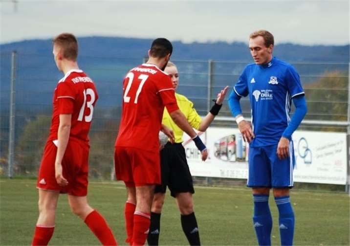 Redebedarf: Schiedsrichterin Lea Hetger erläutert dem Elztaler Matthias Thelen (rechts) und dem Immendorfer Mumin Aga ihre Entscheidung. Fotos:SK