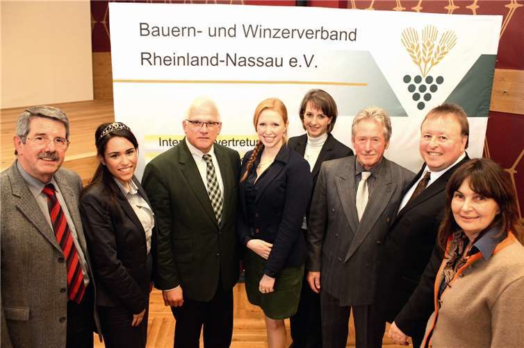 Redner und Ehrengäste der Generalversammlung des Kreisbauern- und Winzerverbands Ahrweiler (v.l.): Verbandspräsident Leo Blum, Ahr-Gebietsweinkönigin Julia Migend, parlamentarischer Staatssekretär Peter Bleser, Deutsche Weinkönigin Julia Bertram, Kreisgeschäftsführerin Ursula Krupp, Kreisvorsitzender Hans Boes, Landrat Dr. Jürgen Pföhler und MdB Mechthild Heil.BÜN