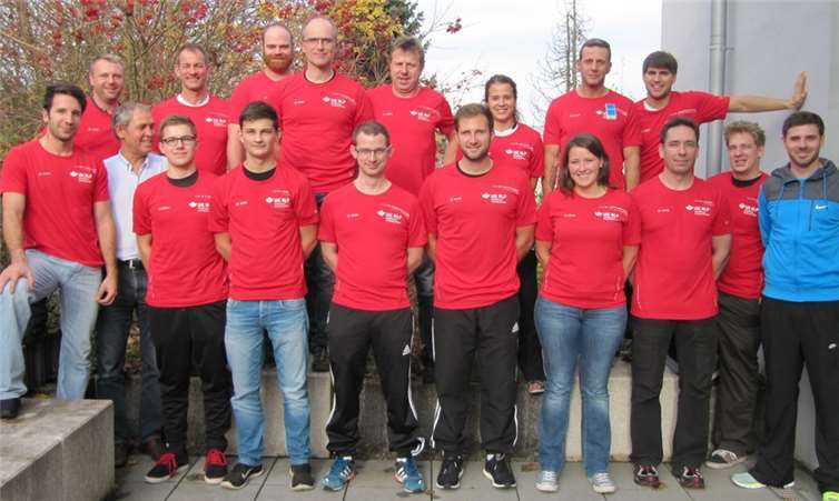 Referatsleiter Andreas Kosel (3. v.li..) und Julian Mädrich (re.), Referat Sport und Bewegungsförderung der Unfallkasse, im Kreis der Feuerwehrleute, die in Andernach erfolgreich an der Coach-Zertifizierung teilgenommen haben. privat