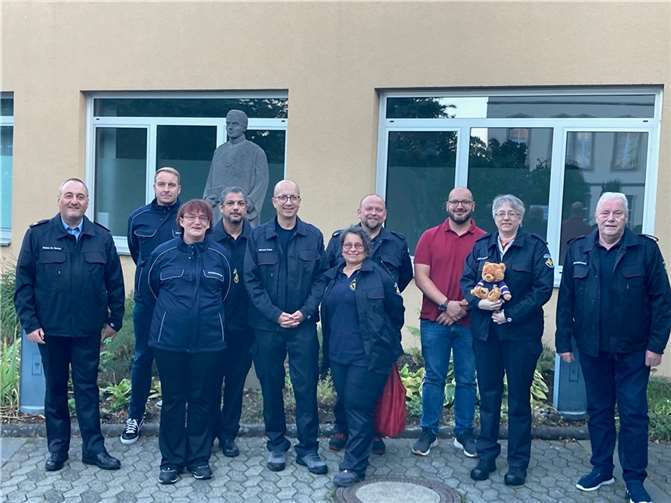 Referatsleiter „Ordnung, Zivil- und Katastrophenschutz“ Michael Erlemann (rechts) gemeinsam mit den Mitgliedern der Gruppe der „psychosoziale Notfallversorgung“.  Foto: Kreisverwaltung MYK/Erlemann