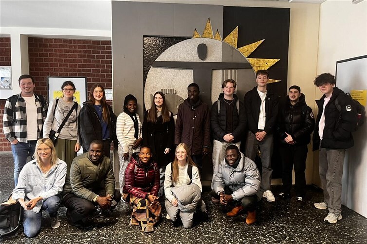 Referendar Johannes Plitzko und Lehrerin Britta Fuhr, Schülerinnen und Schüler des Grundkurses Deutsch mit Gästen aus Tansania 