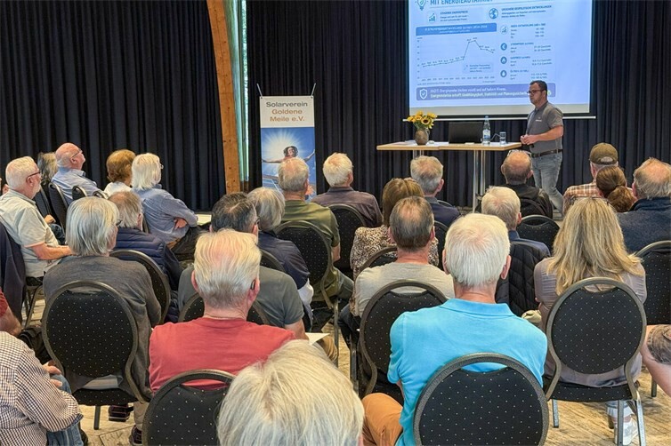 Referent Andreas Schwerter erläuterte anschaulich das Zusammenspiel von Photovoltaikanlage, Batteriespeicher, Wärmepumpe und Elektromobilität im Eigenheim.