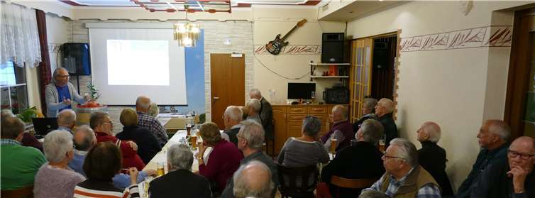 Referent Benno Schäfer vor den Zuhörern. Foto: KERH Ahrweiler