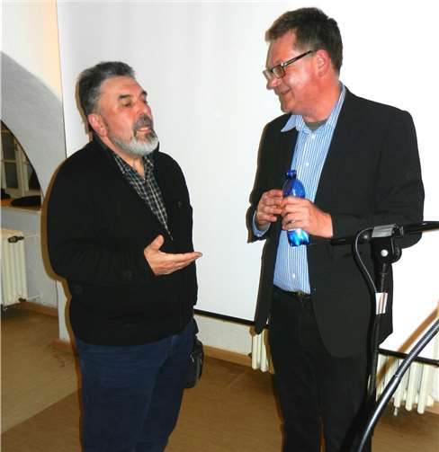 Referent Dietmar Pertz (rechts) im intensiven Erfahrungsaustausch mit Norbert Knauf, einem Experten für den Eifel-Bergbau. privat