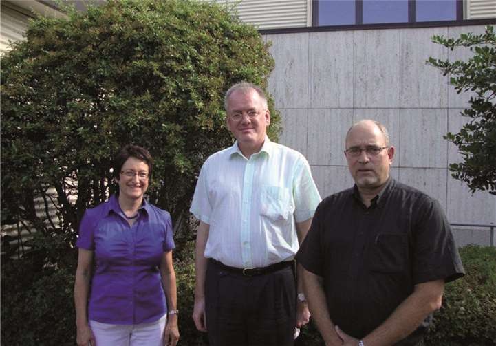 Referent Dr. Reinhold Feldmann (Mitte) sowie die Organisatoren Dr. Eva Lichtenstern-Peters vom HTZ und Kreispsychiatriekoordinator Dr. Ulrich Kettler.  Privat