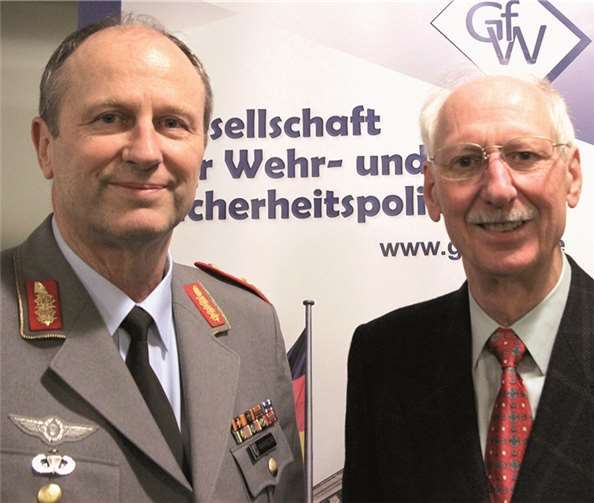 Referent Generalmajor Dieter Warnecke (l.) und Sektionsleiter GfW Gerd-Heinz Haverbusch.privat