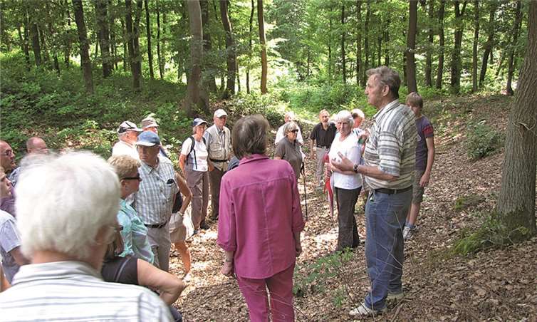 Referent Hans-Toni Dickers (r.) erläutert bei einem Gang über die Ringwallanlage die Besonderheiten des Golorings.  Dietmar Ebi / Landesforsten RLP