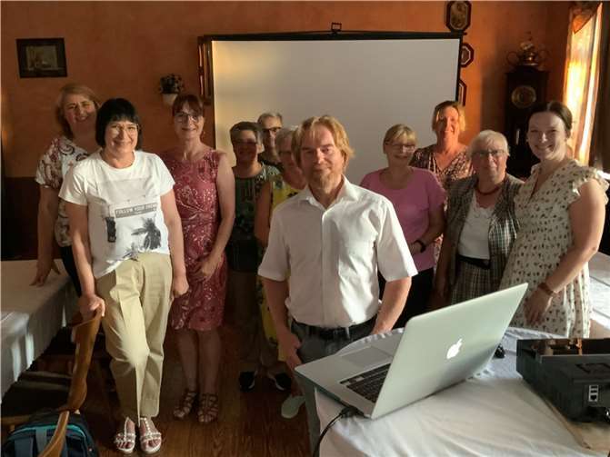 Referent Helmut Tibes mit dem Vorstand der FU Mayen-Koblenz. Foto: privat