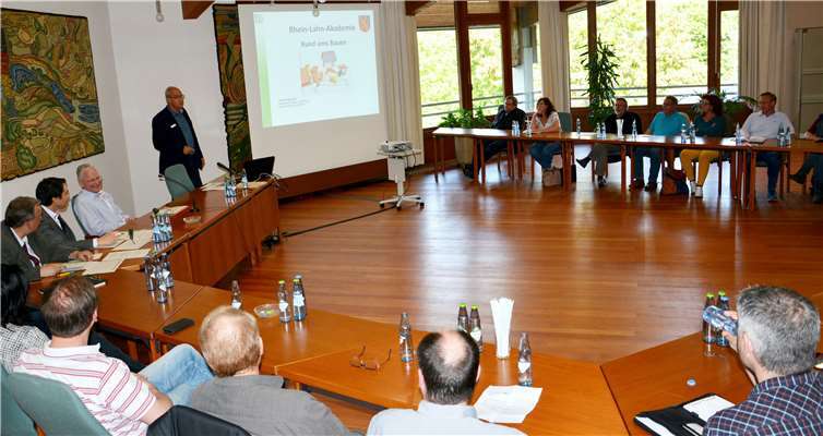 Referent Horst Klöckner stieß bei der jüngsten Rhein-Lahn-Akademie auf ein interessiertes Publikum, das alles „rund ums Bauen“ erfahren wollte. Foto: Uwe Rindsfüßer