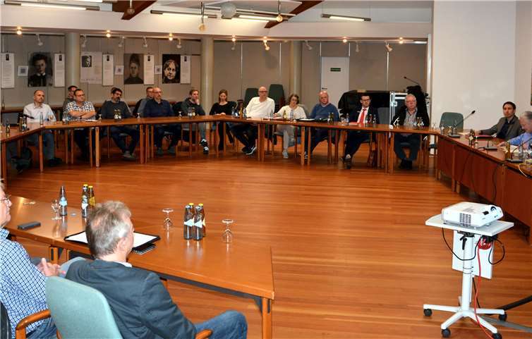 Referent Martin Rudersdorf (rechts) erläuterte den aktuellen Sachstand des Breitbandausbaus im Rhein-Lahn-Kreis und stand auch zur Beantwortung zahlreichen Fragen zur Verfügung.Foto: privat